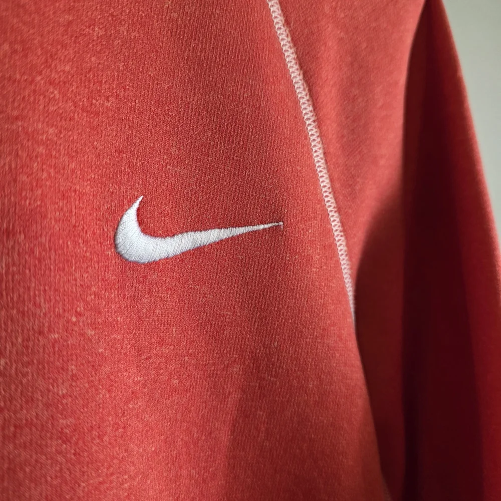 Nike Therma-Fit Women’s Coral Orange Hoodie Pullover Sweatshirt, Size Medium - Picture 3 of 4